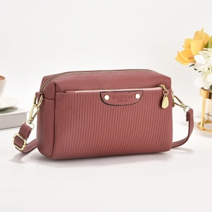 Sac bandoulière chic en cuir mauve avec motif rayé et détails en métal doré élégant