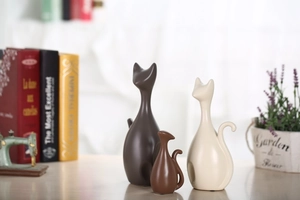 Drie-delige keramische kattenset in neutrale tinten voor minimalistische decor