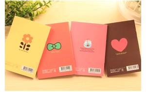 Detailansicht von vier bunten Cartoon-Notizbüchern mit Blumen- und Herzmustern