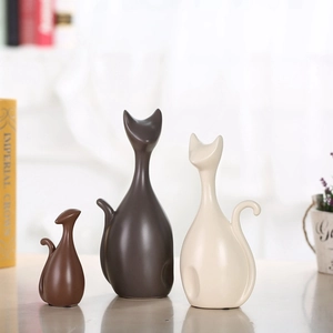Moderne minimalistische keramische kattenbeelden in drie kleuren voor decoratie