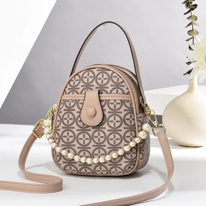 Elegante beige Mini-Umhängetasche mit geometrischem Muster und weißer Perlenkette
