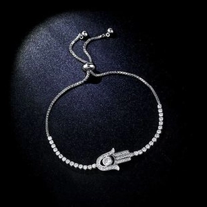 Detalle de pulsera Árbol de la Vida en plata con circonitas y cierre ajustable de nudo