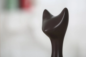 Macro-opname van matbruin keramisch kattenbeeld met een minimalistische moderne finish