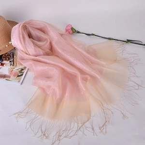 Écharpe en soie organza rose et beige avec pompons dorés et dégradé chic