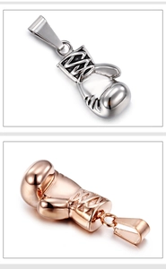 Detalle de colgantes de guantes de boxeo en plata y oro rosa para collares estilo punk