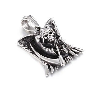 Pendentif faucheuse en acier inoxydable avec crâne et ailes sur fond blanc neutre