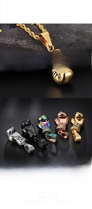 Vista macro de colgantes de guantes de boxeo en oro, plata, negro y oro rosa