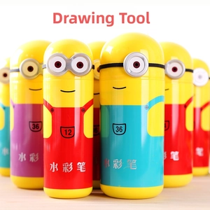 Gros plan d'un ensemble de feutres aquarelle avec couvercle minion pour enfants