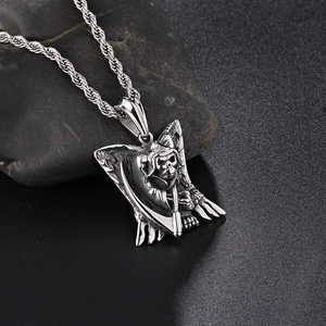 Pendentif faucheuse en acier poli avec ailes et faux sur une chaîne torsadée robuste