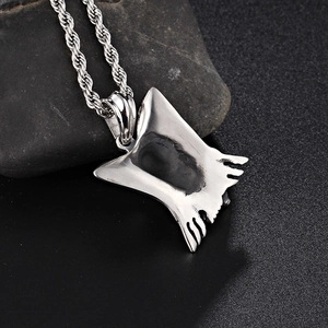 Pendentif ailes de faucheuse en acier inoxydable poli sur fond de pierre texturée