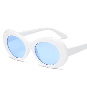 Detailansicht der ovalen weißen Sonnenbrille mit hellblauen Gläsern im 45-Grad-Winkel