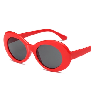 Nahaufnahme der roten Retro-Oval-Sonnenbrille mit dunklen Gläsern und Glanz
