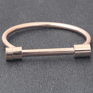 Elegant 4mm rose gold stainless steel horseshoe bangle with polished U-shaped shackle clasp