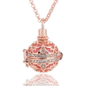 Collana per aromaterapia in oro rosa con pendente a sfera cava e pietra rosa