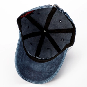 Detalle interior que muestra el forro y la estructura de una gorra de béisbol de mezclilla