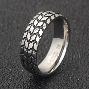 Detaillierte Nahaufnahme des 6mm Edelstahlrings mit Reifenmuster in Schwarz-Silber
