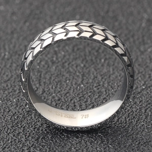Makroaufnahme von 6mm Edelstahlring mit Reifenprofil-Textur und polierter Innenseite