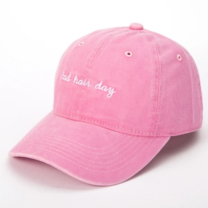 Gorra de béisbol rosa de algodón lavado con bordado Bad Hair Day en vista frontal de 45°
