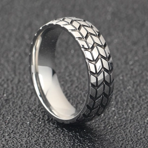 Makroaufnahme von 6mm Vintage-Reifenprofil auf einem polierten Edelstahl-Bandring