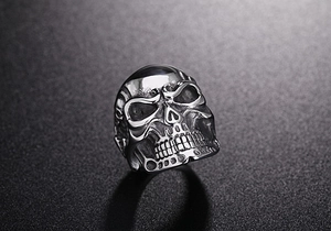 Dettaglio macro di anello teschio gotico in argento con trama in metallo vintage