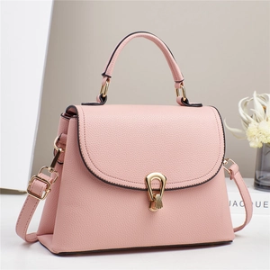 Sac à main rose en cuir texturé avec fermoir doré en U et bandoulière réglable