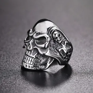 Anello da uomo a forma di teschio gotico in acciaio inossidabile con dettagli punk vintage