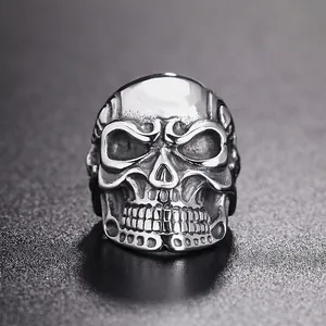 Anello gotico con teschio in acciaio inossidabile con finitura invecchiata stile punk