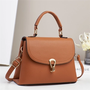 Sac à main en cuir litchi marron avec boucle fer à cheval dorée et bandoulière réglable