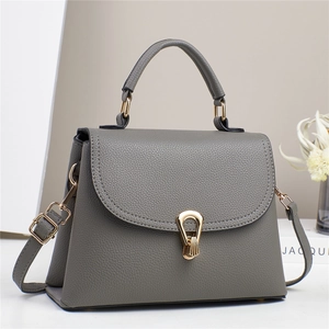 Sac à main en cuir grainé gris avec boucle fer à cheval dorée et bandoulière