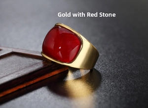 Vista macro di un anello da uomo in oro con una grande pietra rossa a cabochon