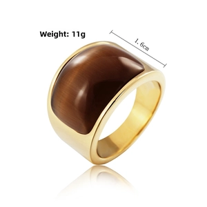 Vista macro dell'anello in acciaio dorato da 1,6cm con castone in pietra occhio di gatto