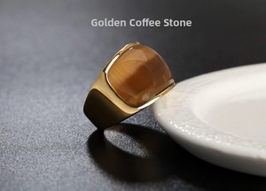 Macro di un anello da uomo in titanio dorato con una gemma marrone occhio di tigre