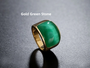 Vista macro di un anello in titanio dorato con pietra occhio di gatto verde rettangolare