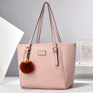 Rosafarbene Shopper-Tasche aus Leder mit Fashion-Tag und braunem Bommelanhänger