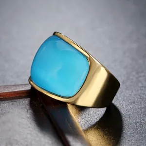 Anello in acciaio al titanio dorato da uomo con pietra preziosa occhio di gatto blu chiaro
