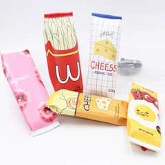 Detalle de estuches de lona para lápices con diseños de envases de alimentos