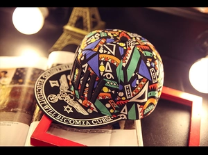 Détail d'une casquette hip-hop avec broderie 3D D.I.V et motifs géométriques colorés