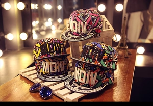 Détail de la broderie MDIV sur des casquettes hip-hop avec graffitis géométriques