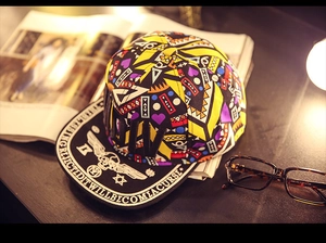 Détail d'une casquette hip hop avec imprimé graffiti coloré et lettrage brodé chic