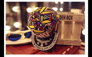 Détail du motif graffiti géométrique coloré sur une casquette hip-hop à bord plat
