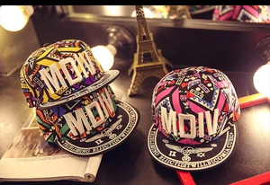 Détail de la broderie MDIV 3D sur des casquettes hip hop graffiti avec visière plate