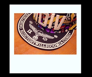 Vue macro détaillée de la broderie 3D sur la visière d'une casquette hip-hop graffiti