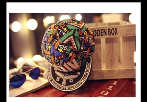 Détail de la casquette hip-hop aux motifs géométriques et broderie 3D sur bois