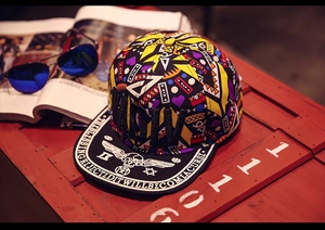 Détail de la broderie MDW 3D sur une casquette hip hop colorée aux motifs géométriques