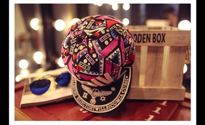 Détail d'une casquette hip-hop avec graffiti colorés et broderie MDIV sur le bord