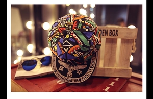 Détail du motif tribal géométrique coloré sur casquette hip hop avec broderie de slogan