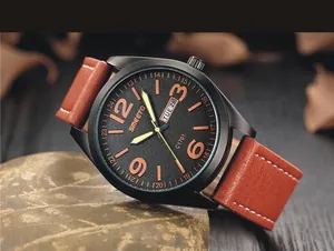 Primer plano de un reloj deportivo militar con correa de cuero marrón y esfera negra