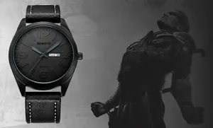 Detalle de reloj militar negro de cuarzo con correa de cuero y doble calendario