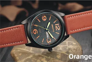 Detalle macro de reloj deportivo militar con números naranjas y correa de cuero