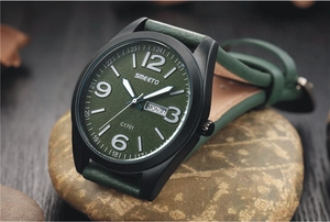 Detalle macro de esfera verde oscuro con calendario del reloj deportivo de SMEETO